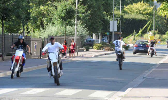 Le multirécidiviste laisse pour mort un enfant de 5 ans sur une moto volée, il ressort&nbsp;libre