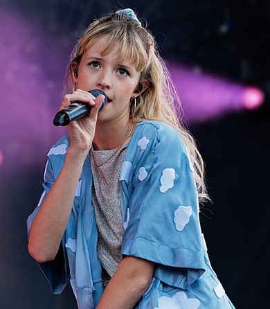 La chanteuse Angèle, le burkini en&nbsp;étendard