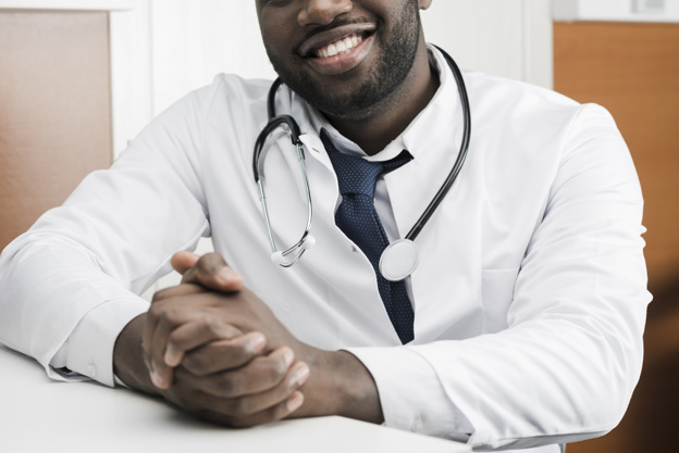 Des listes pour choisir des soignants noirs, nouvel épisode de la fièvre&nbsp;racialiste