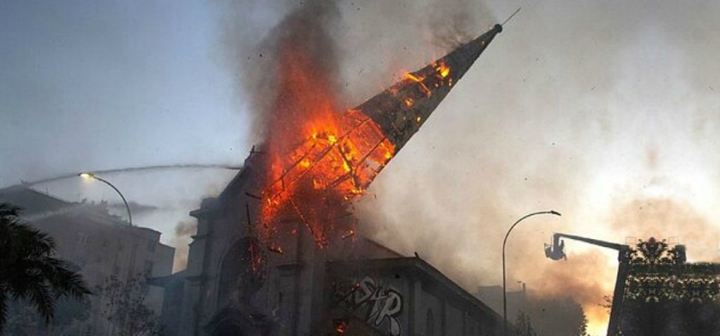 Au Chili, l&rsquo;ultra-gauche détruit des églises par le&nbsp;feu
