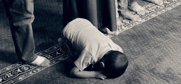 jeune musulman qui prie tetiere