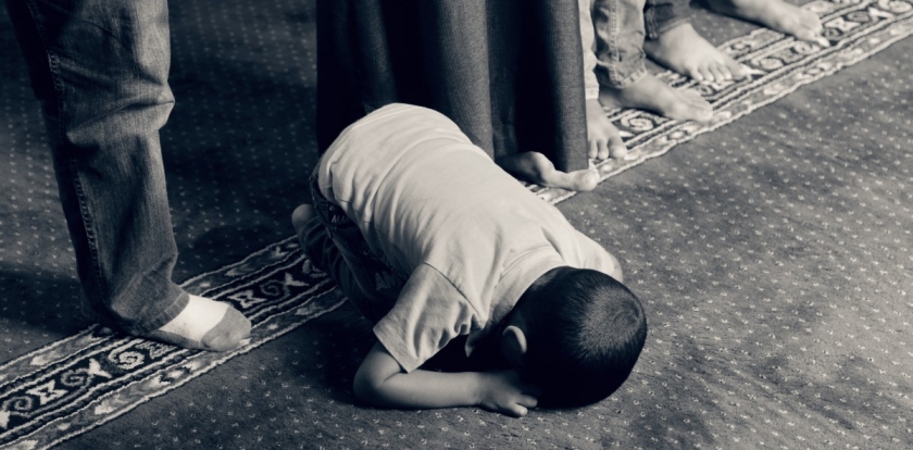 jeune musulman qui prie tetiere