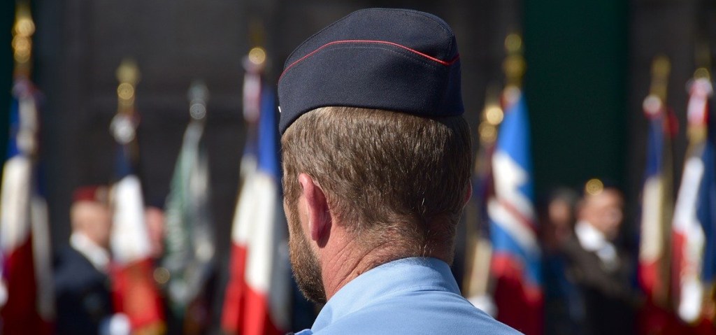 Avec 12 mentions au casier judiciaire, Younes menace de mort et simule une agression des policiers: il ressort&nbsp;libre!