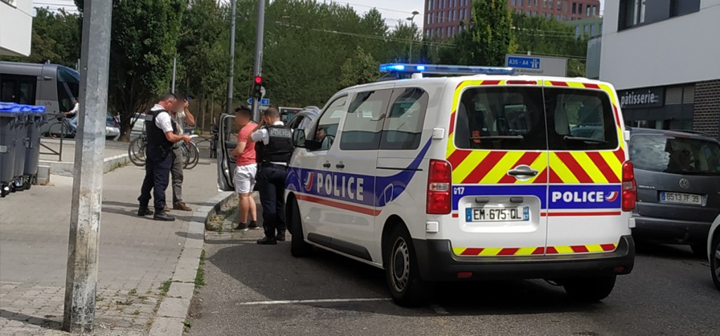 Philippe Poutou, du NPA, diffame les policiers en les accusant de tuer régulièrement des jeunes dans les&nbsp;banlieues