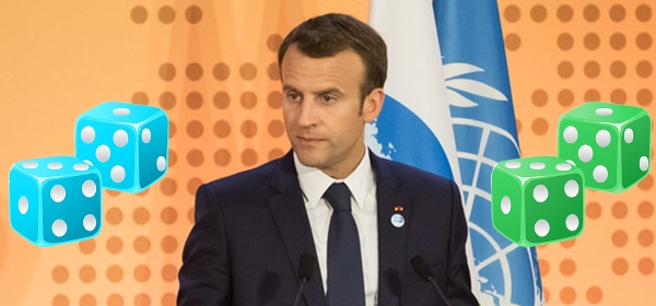 Emmanuel Macron joue aux des Tetiere
