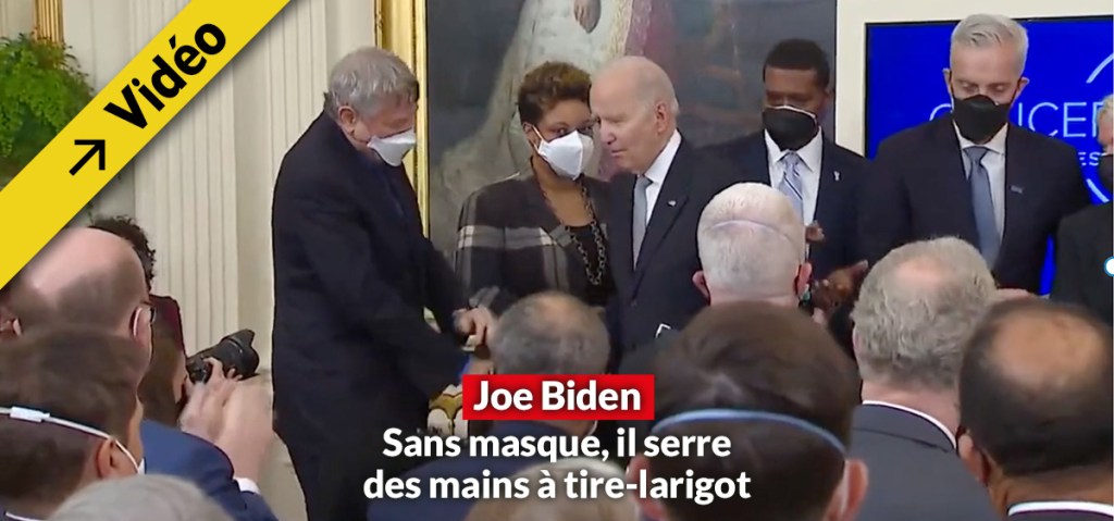 Joe Biden, sans masque, serre des mains après une allocution avant d&rsquo;être rappelé à&nbsp;l&rsquo;ordre