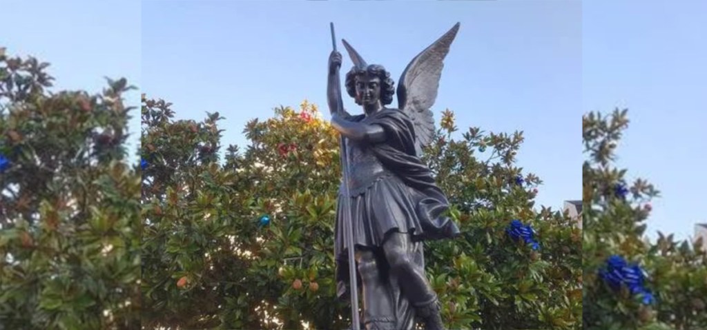 Aux Sables d&rsquo;Olonnes, la statue de Saint-Michel menacée de&nbsp;déboulonnage