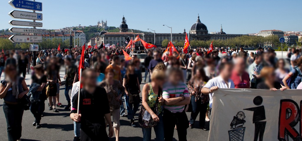 Le lynchage d&rsquo;un policier à terre hier à la manif parisienne contre la Loi de &laquo;&nbsp;sécurité globale&nbsp;&raquo;
