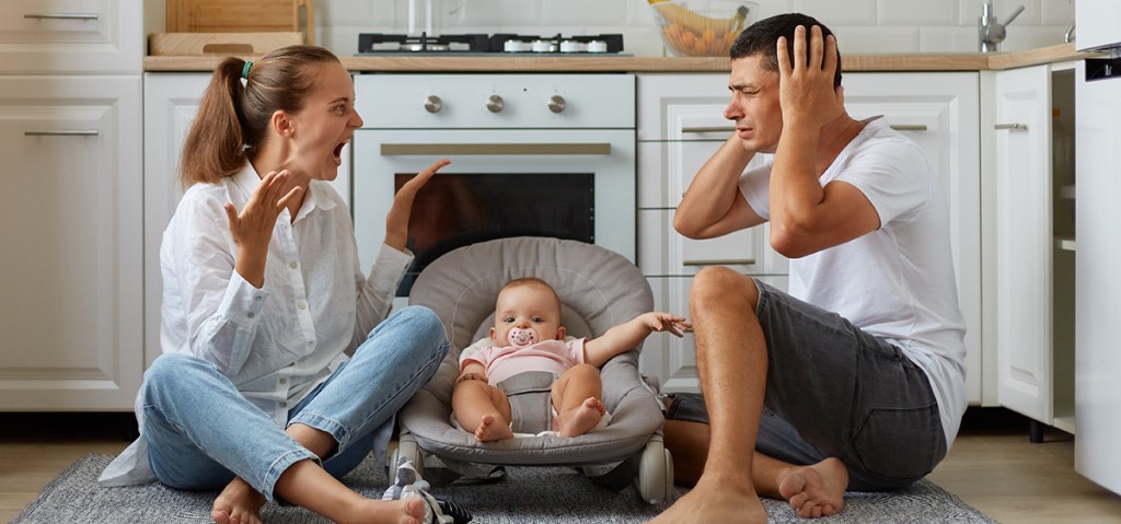 femme qui hurle sur un homme